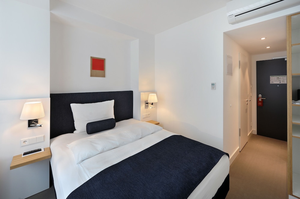 ROOM, SINGLE