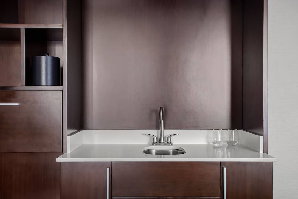 غرفة قياسية بسرير كينج لذوي الإعاقة، Delta Hotels by Marriott Somerset 5/5