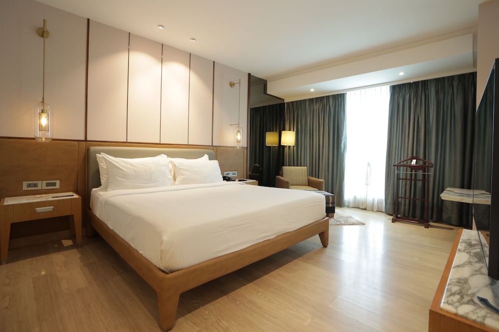 EXECUTIVE, SUITE, KING BED