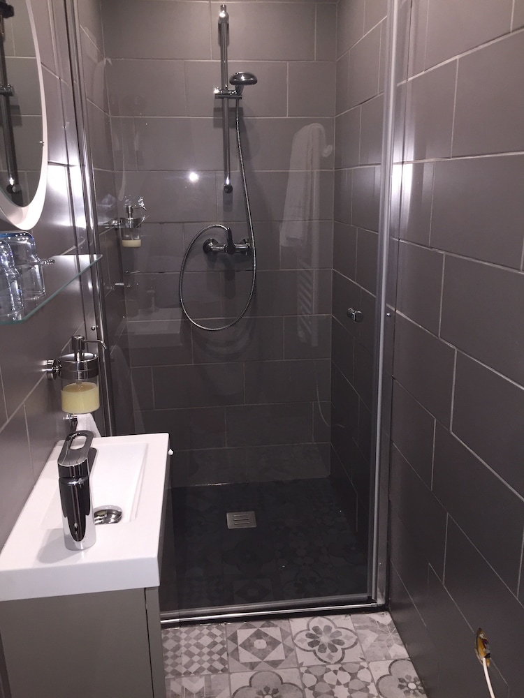 Basic, Single, Queen Bed, Boutique Hotel B&B Fleurie 3/4