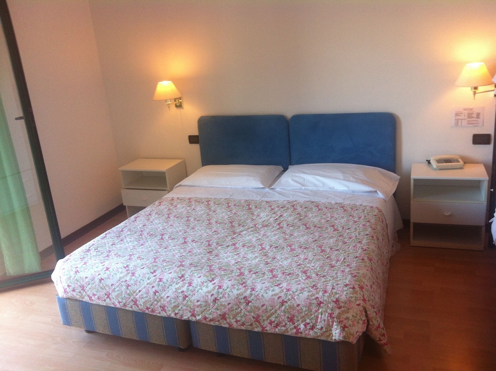 ROOM, TRIPLE