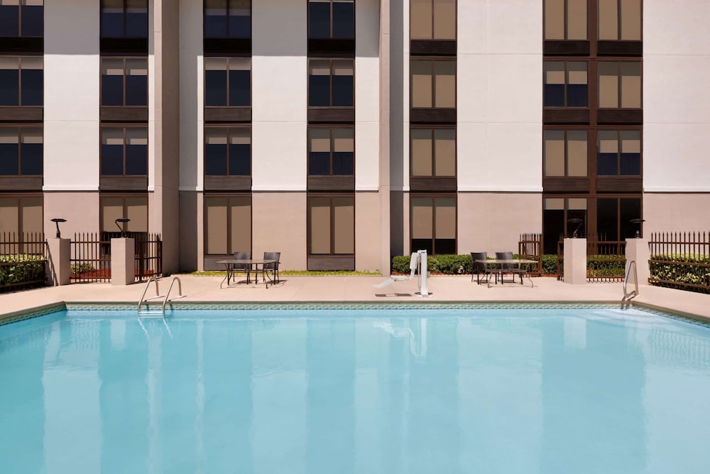 La Quinta Inn & Suites by Wyndham Dothan 1/71