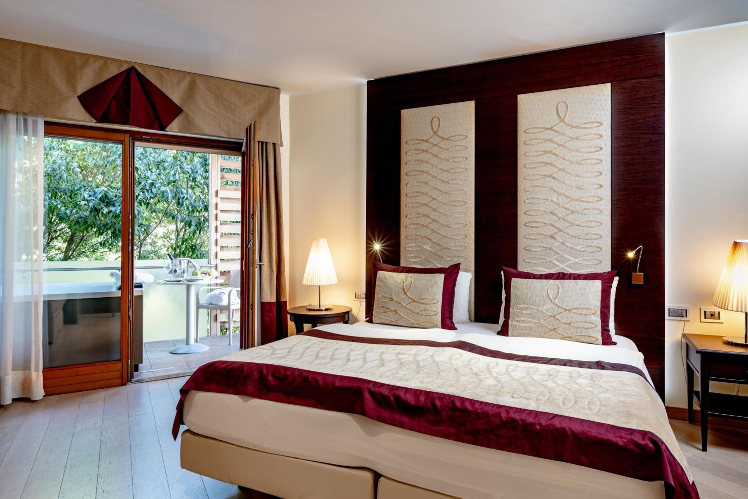 ROOM, DOUBLE BED, JETTED TUB