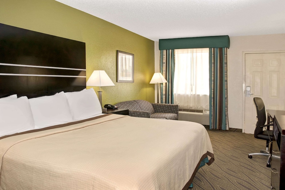 Howard Johnson by Wyndham Houston Heights/Downtown 7/23