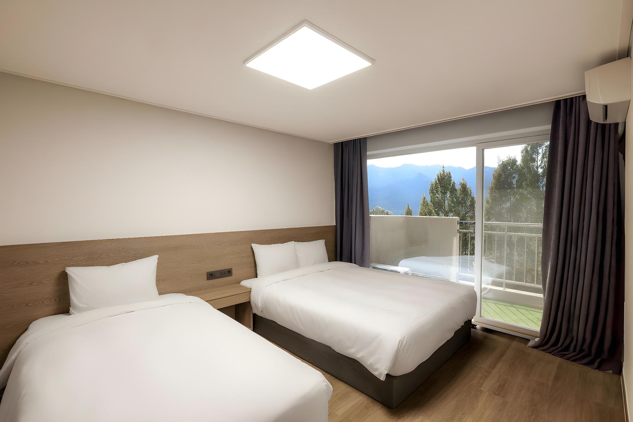 Kensington, Renovated, Deluxe, King Bed, Pet Friendly