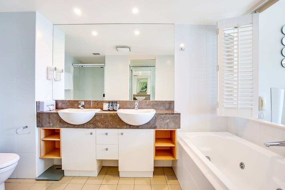 Mantra Broadbeach on the Park 70/70