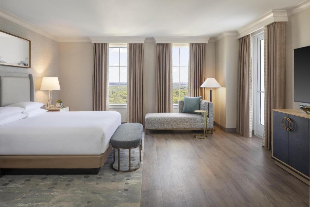 Governor, Suite, King Bed