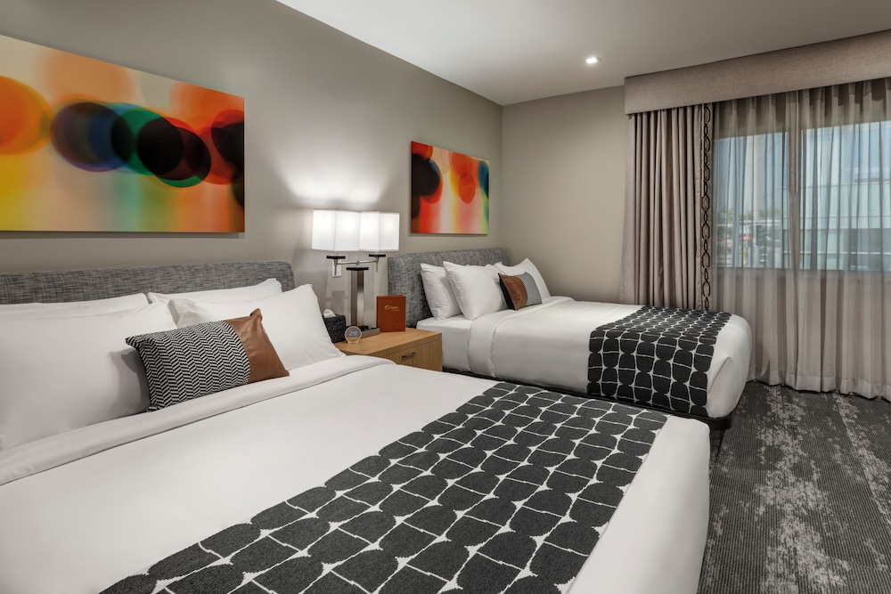 STANDARD, 2 QUEEN BEDS