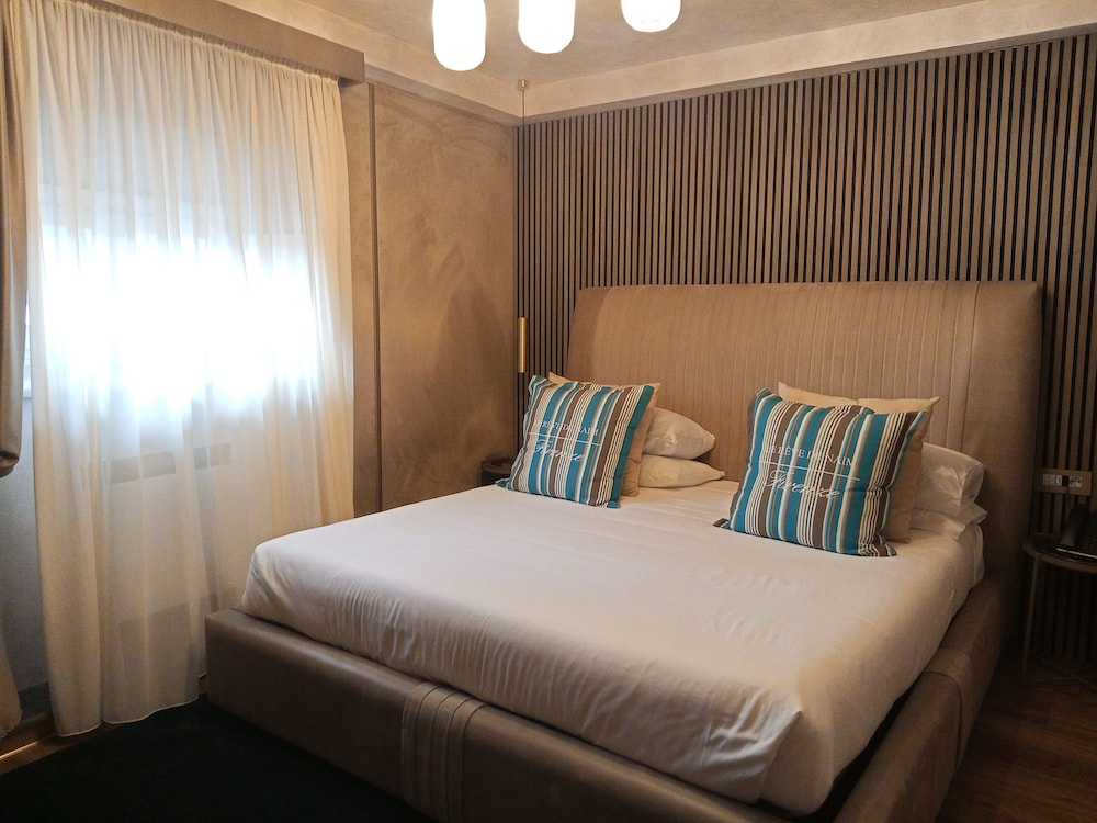 DELUXE, SUITE, CITY VIEW