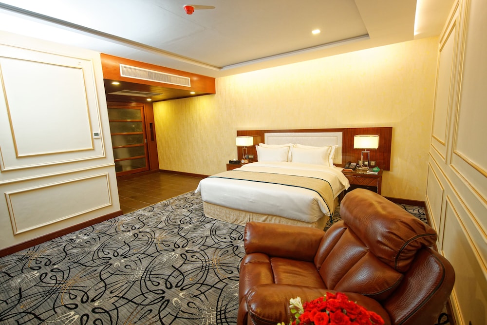 Royal Swiss Lahore 20/65