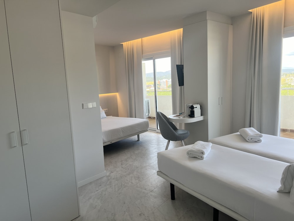 غرفة متصلة كومفورت عائلية بسريرين مزدوجين بإطلالة على المسبح بشرفة، Hotel Aromar 4/8