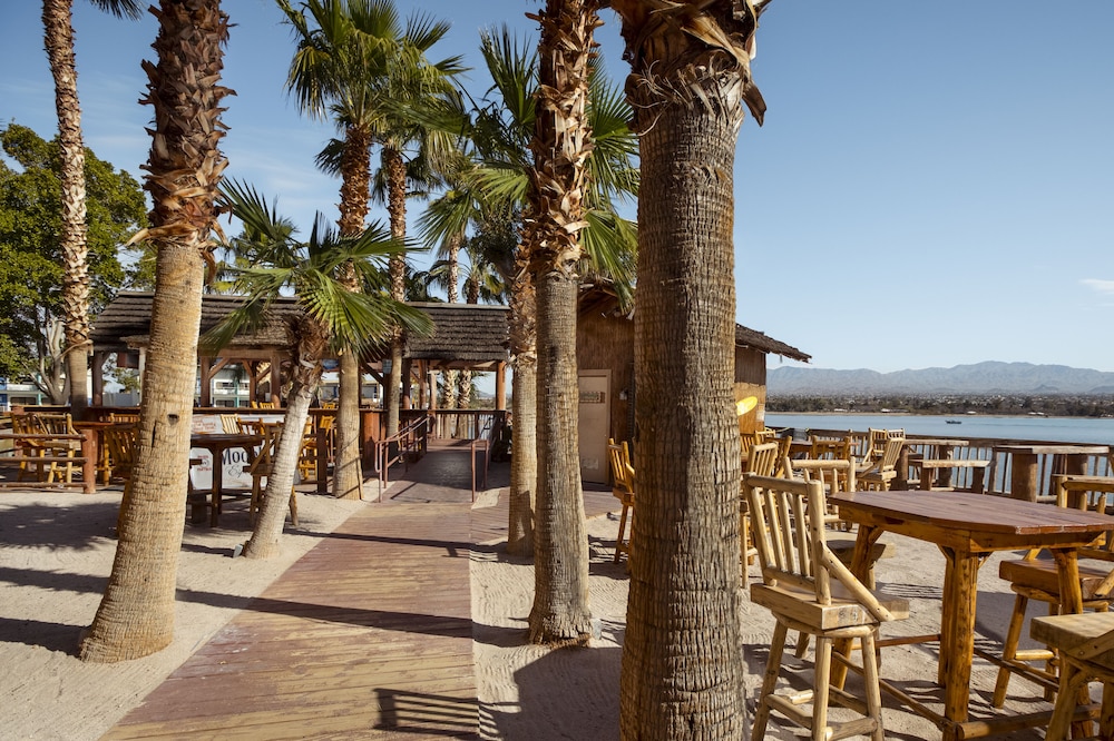 The Nautical Beachfront Resort 10/70