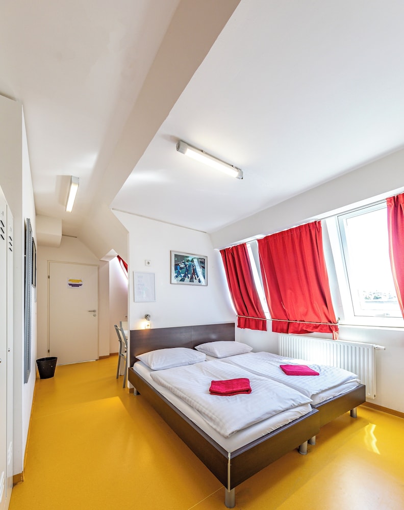 A T Holiday Hostel Wien 24/77