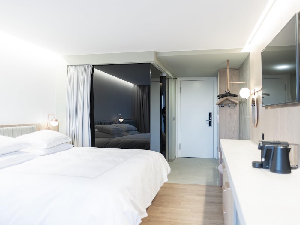 Swiss Advantage, King Bed, Small Balcony، Swissotel Kursaal Bern 5/6