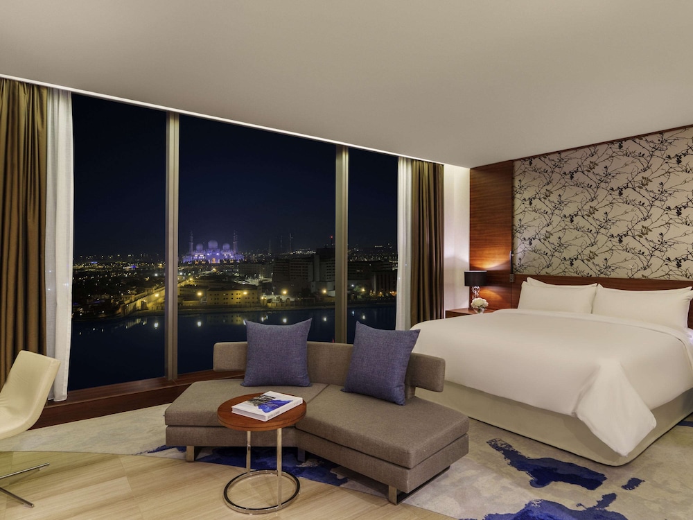 FAIRMONT, KING BED, SMOKING