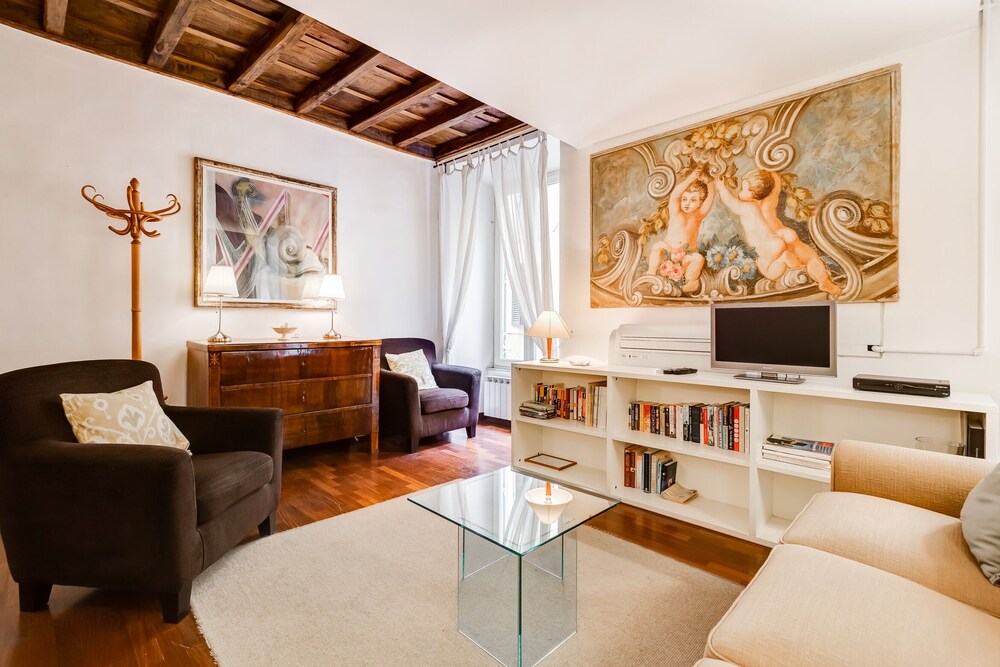 Historical Apartment near Spanish Steps 10/19