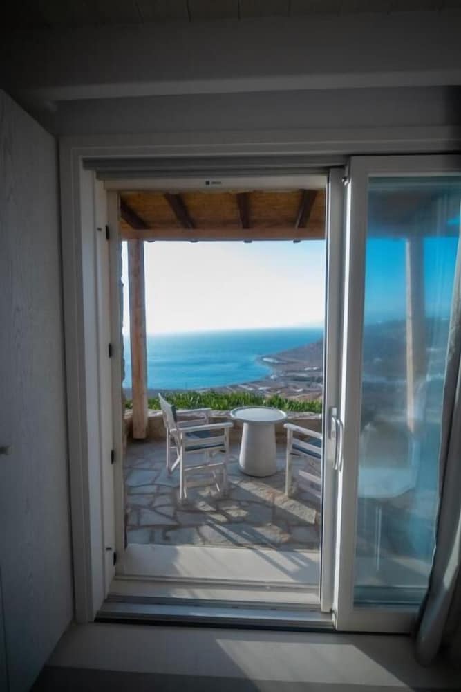 WHITE ROCK SUITES & VILLAS 21/50