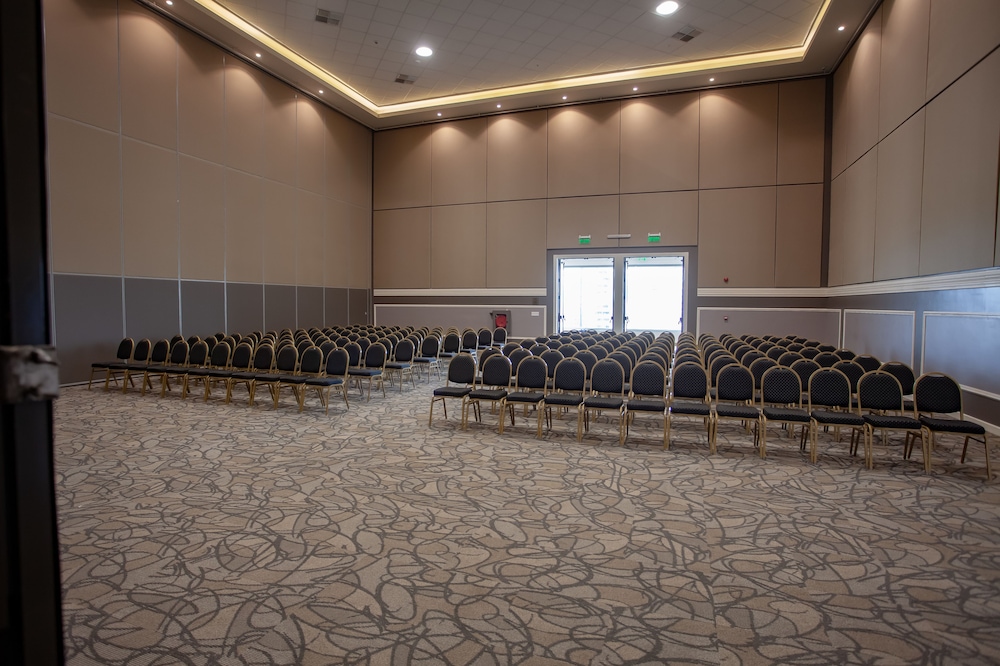 Paseo La Galeria Hotel & Suites 41/49