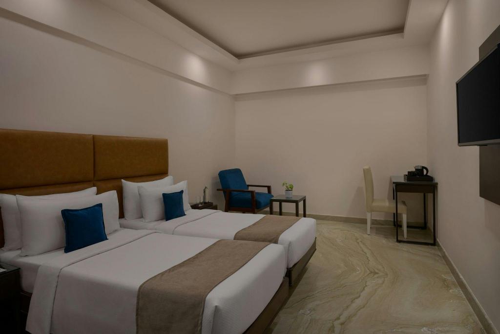 Green, Studio, Twin Beds