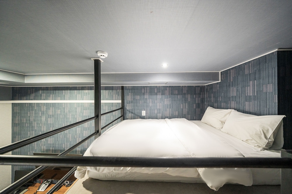 DUPLEX, DELUXE, CITY VIEW