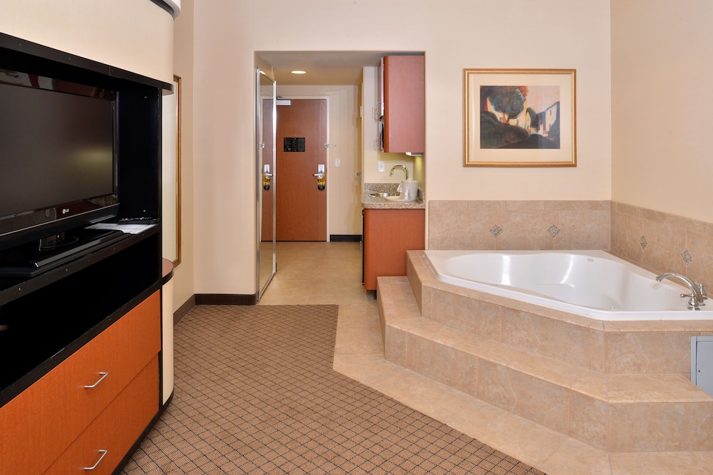 Holiday Inn Express Hotel & Suites Lincoln-Roseville Area 24/71