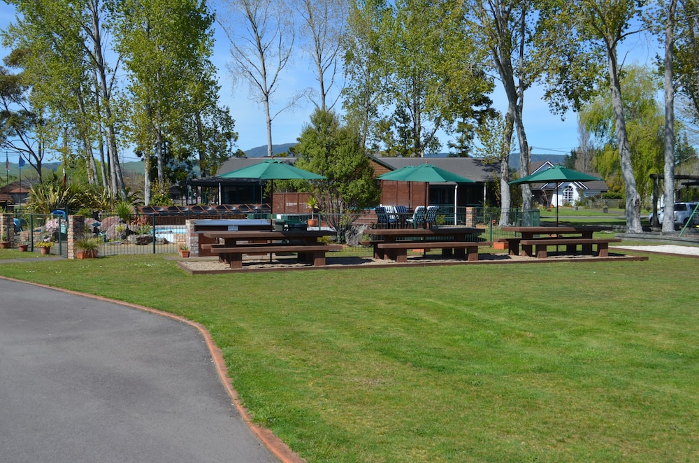 CEDARWOOD LAKESIDE MOTEL AND CONFERENCE VENUE 70/75