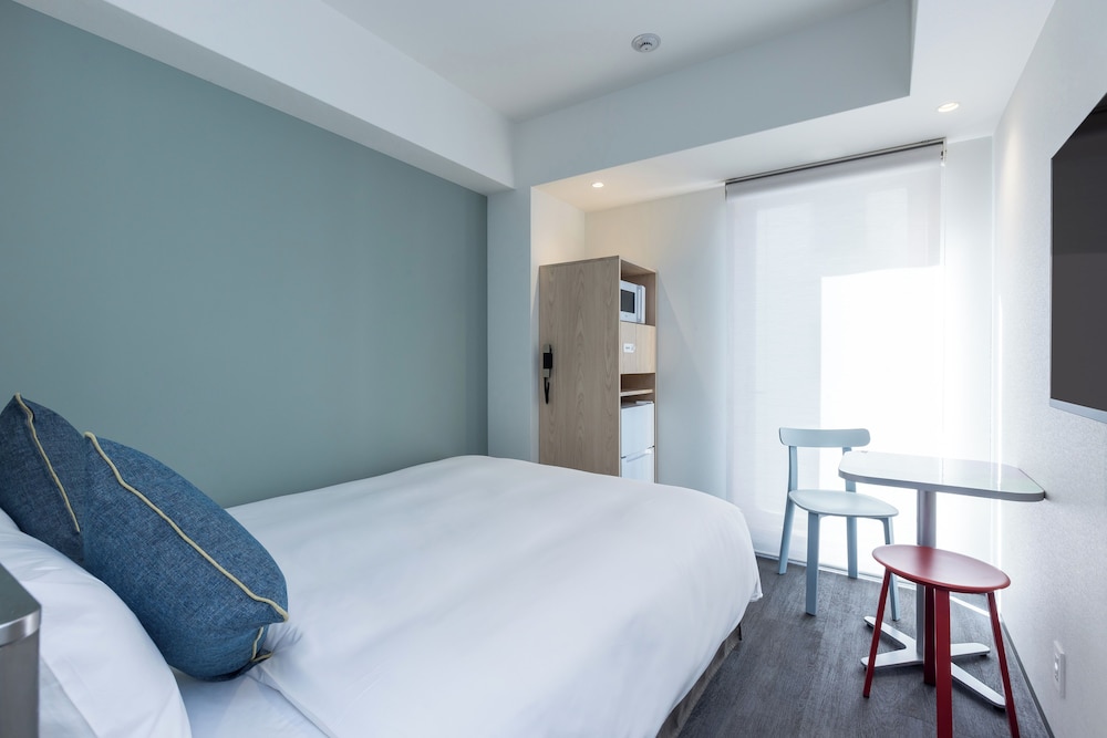 Smart, Single, Queen Bed