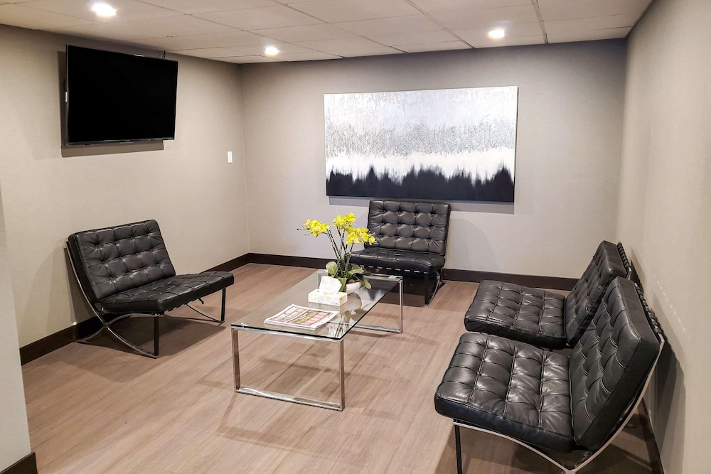 Super 8 by Wyndham Macleod Trail Calgary 47/60