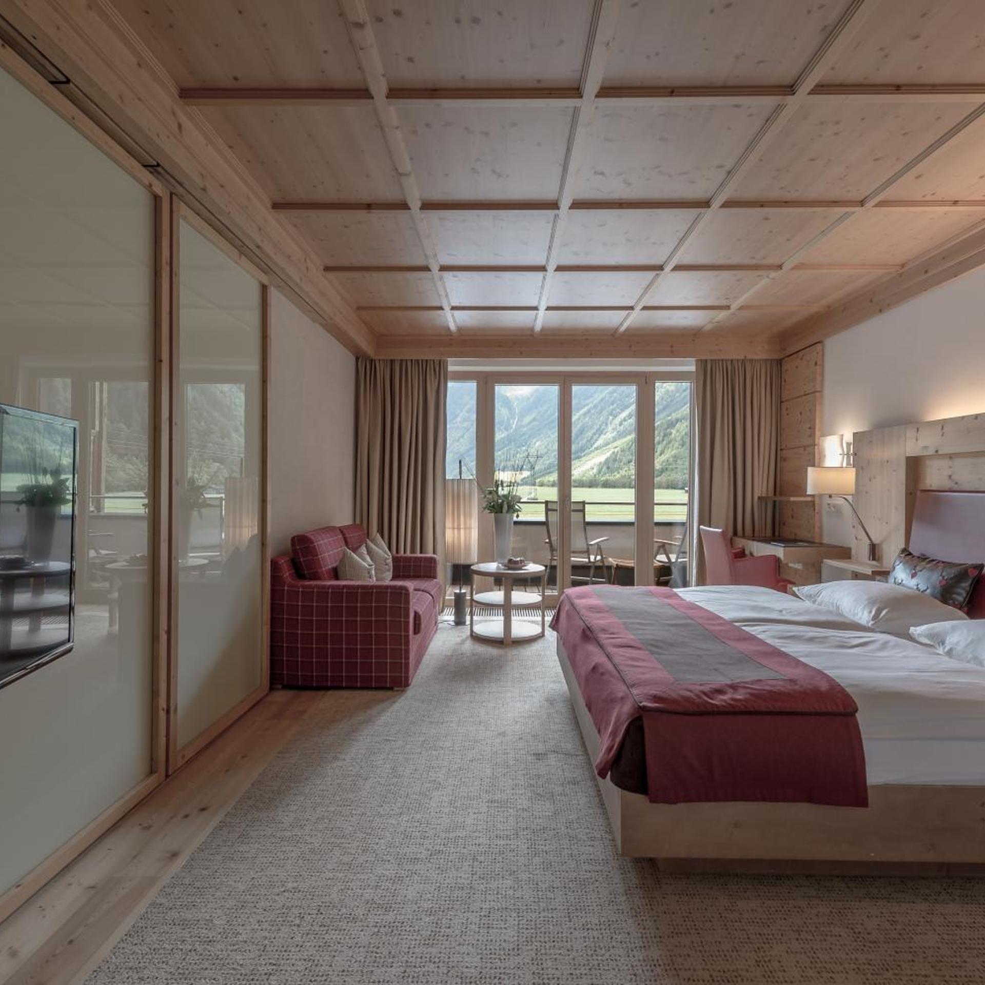 Room, Double Bed, South Wing 3/5