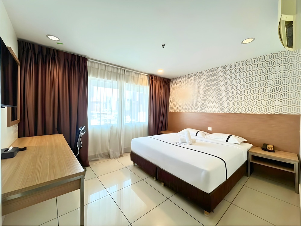 DELUXE, KING BED