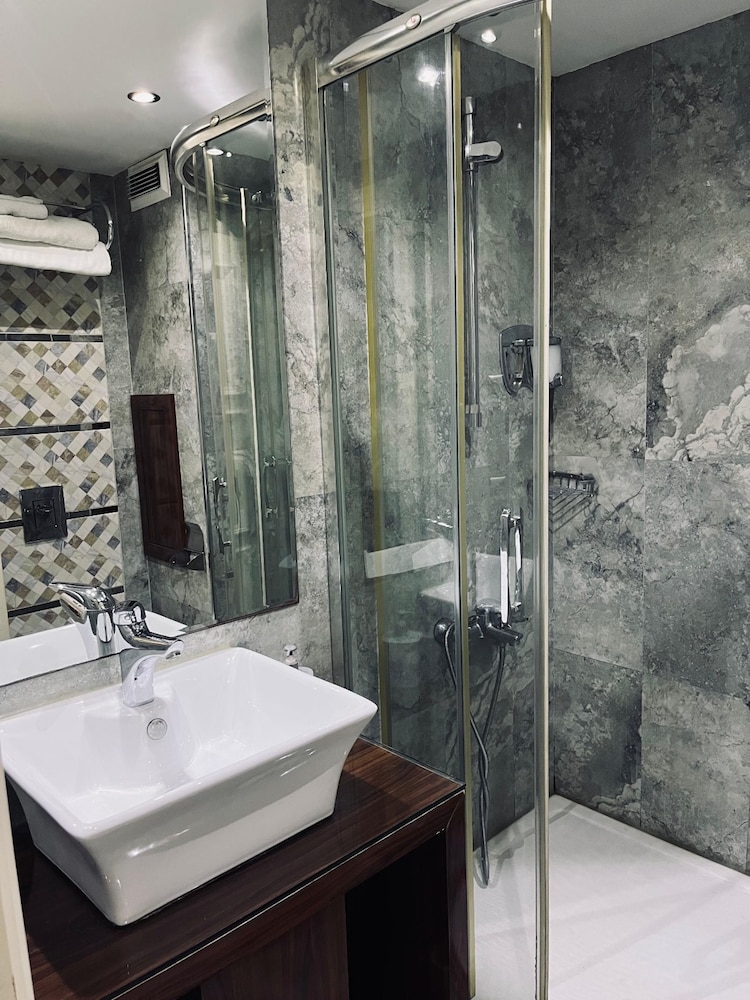 Sahra Airport Hotel 53/56