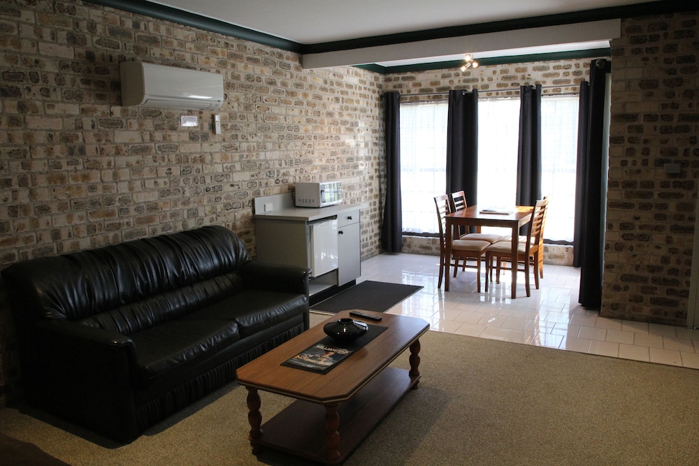 Sir Francis Drake Inn 49/69
