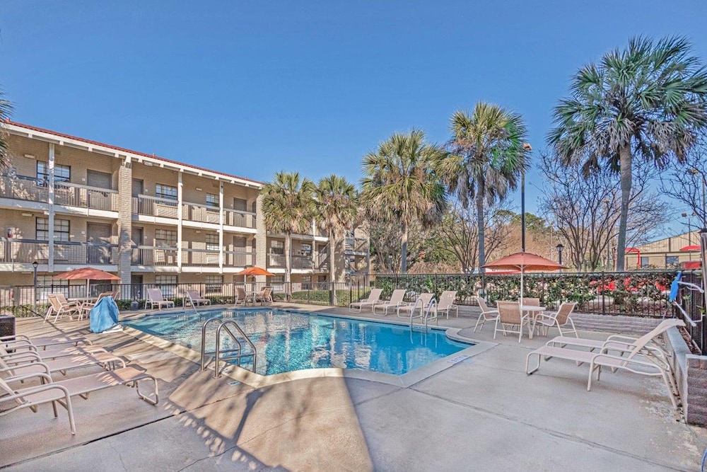 Casa Bella Inn & Suites 8/55