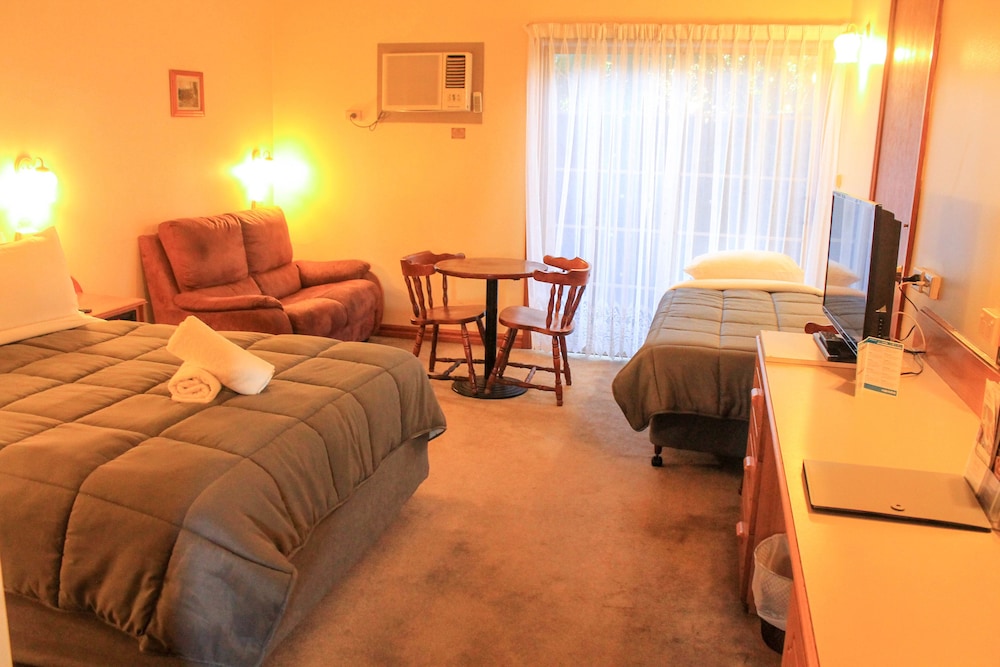 ST GEORGES MOTOR INN 23/35
