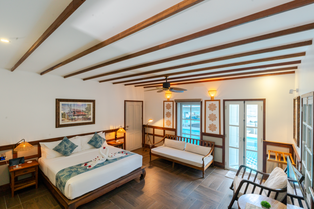 Room, King Bed, Pool Access