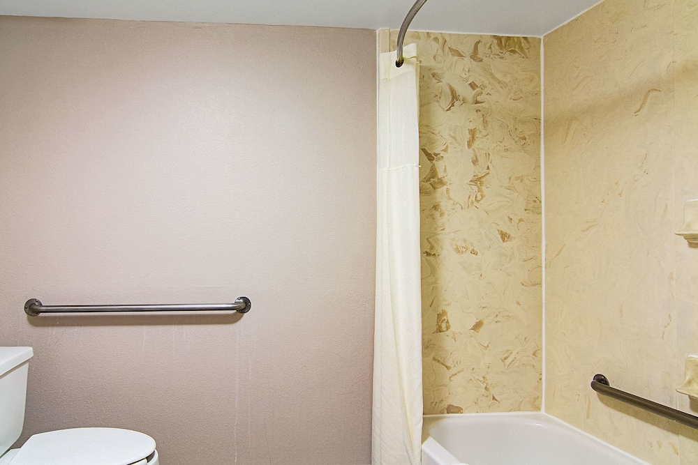 Quality Inn Savannah I 95 25/41