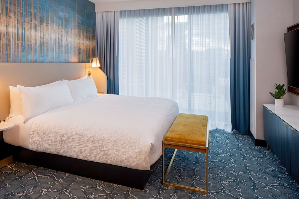 1 BEDROOM, SUITE, BATHTUB