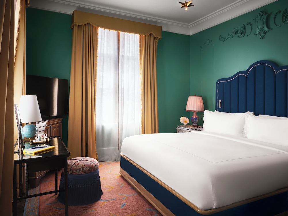 Avenue, Suite, King Bed, Sofa