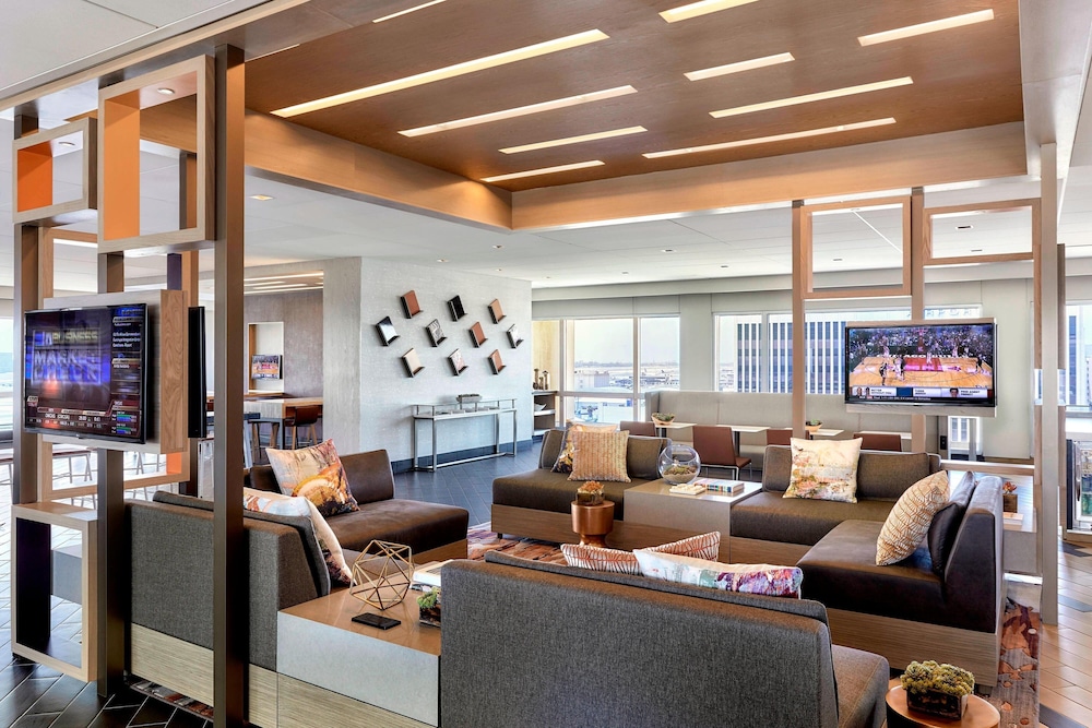 Marriott Los Angeles Airport 48/77