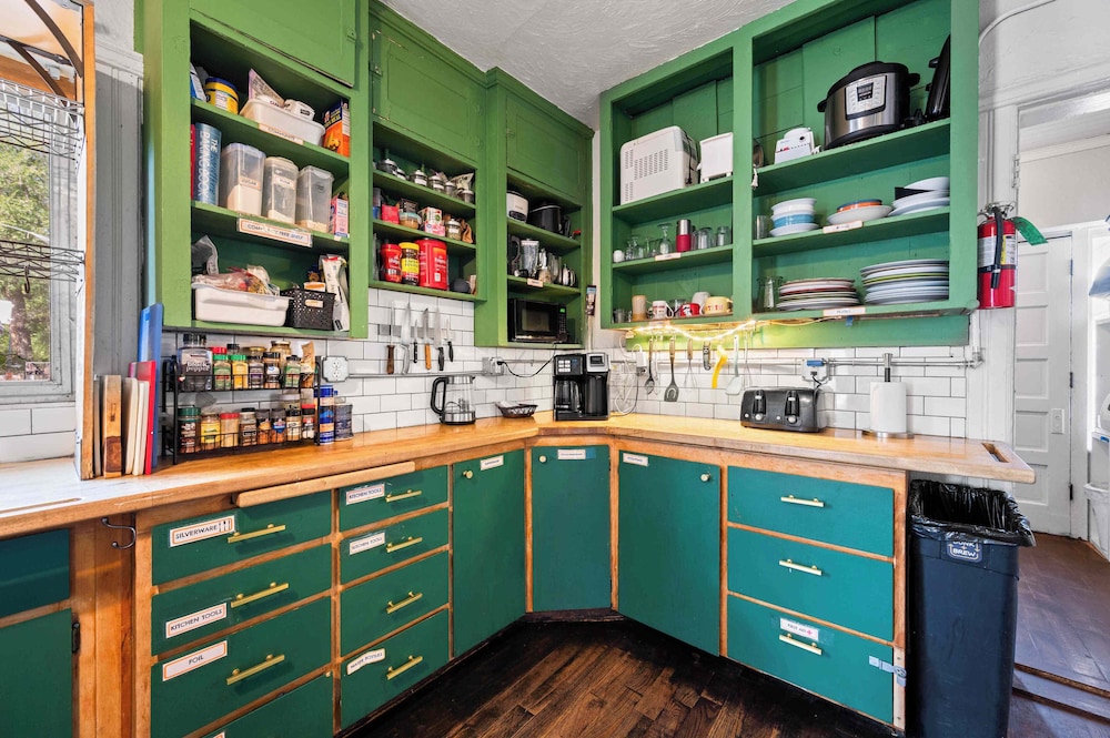 Bunk & Brew Historic Lucas House 2/71