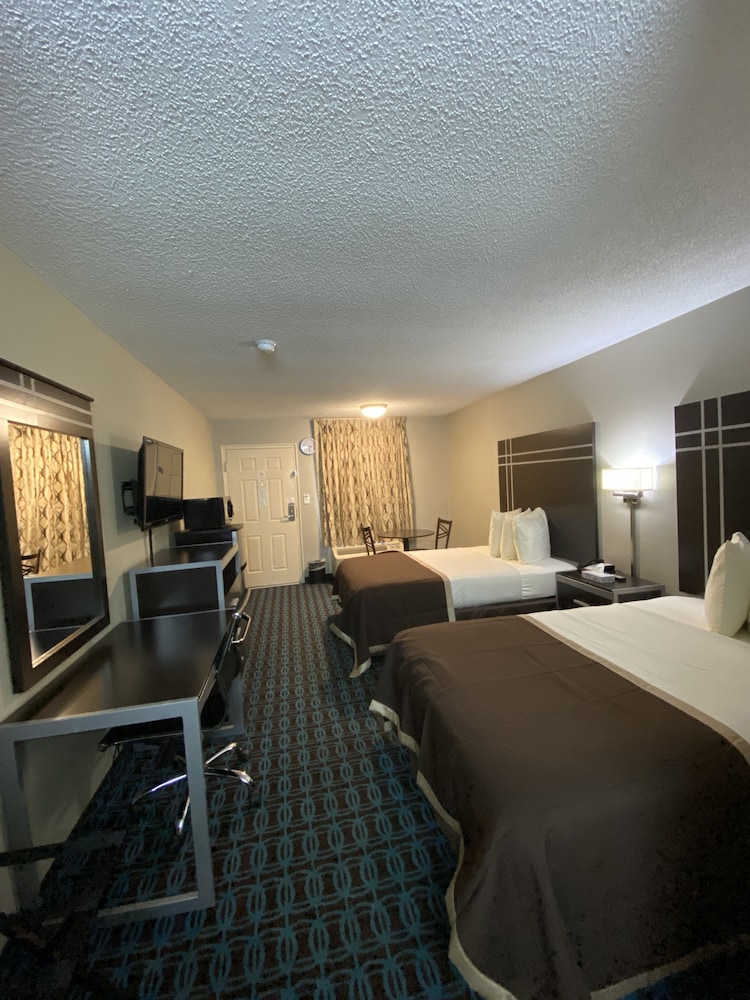 Deluxe Inn Fayetteville 30/61