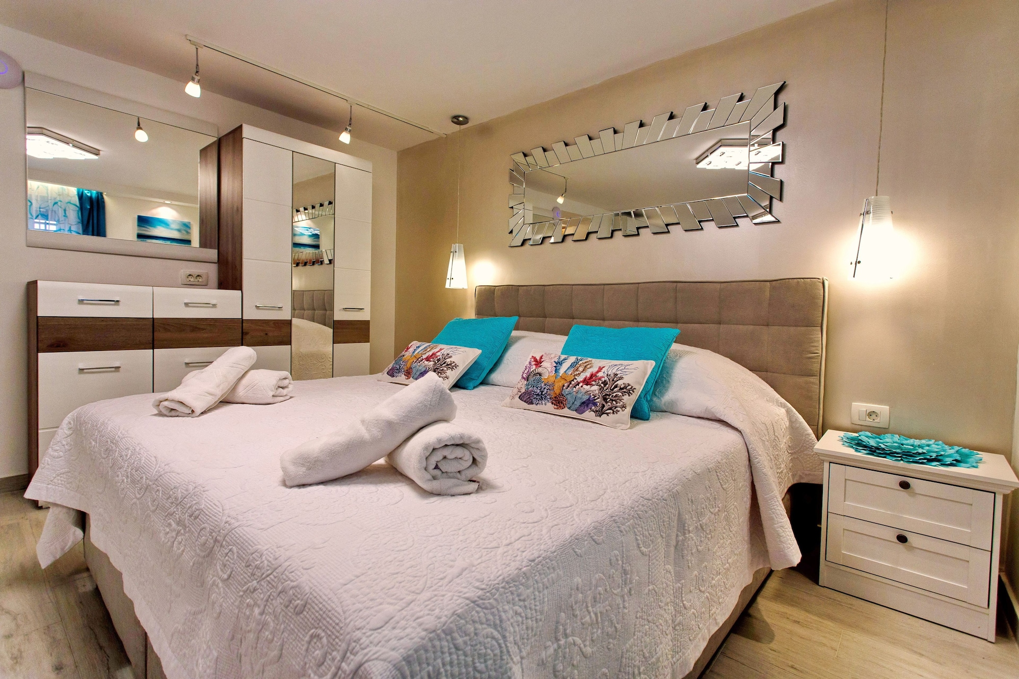 LUXURY, KING BED
