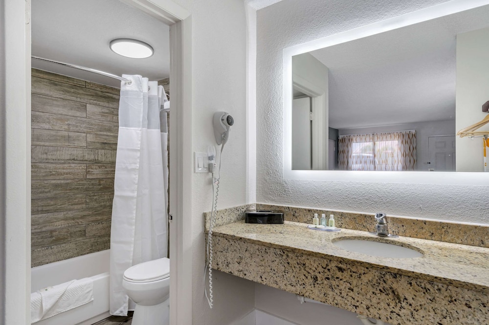 Standard, 2 Double Beds, Quality Inn & Suites Orlando East - UCF Arena 3/4