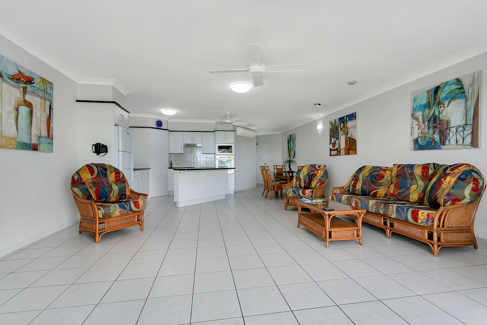 Beachfront Apartments On Trinity Beach 18/50