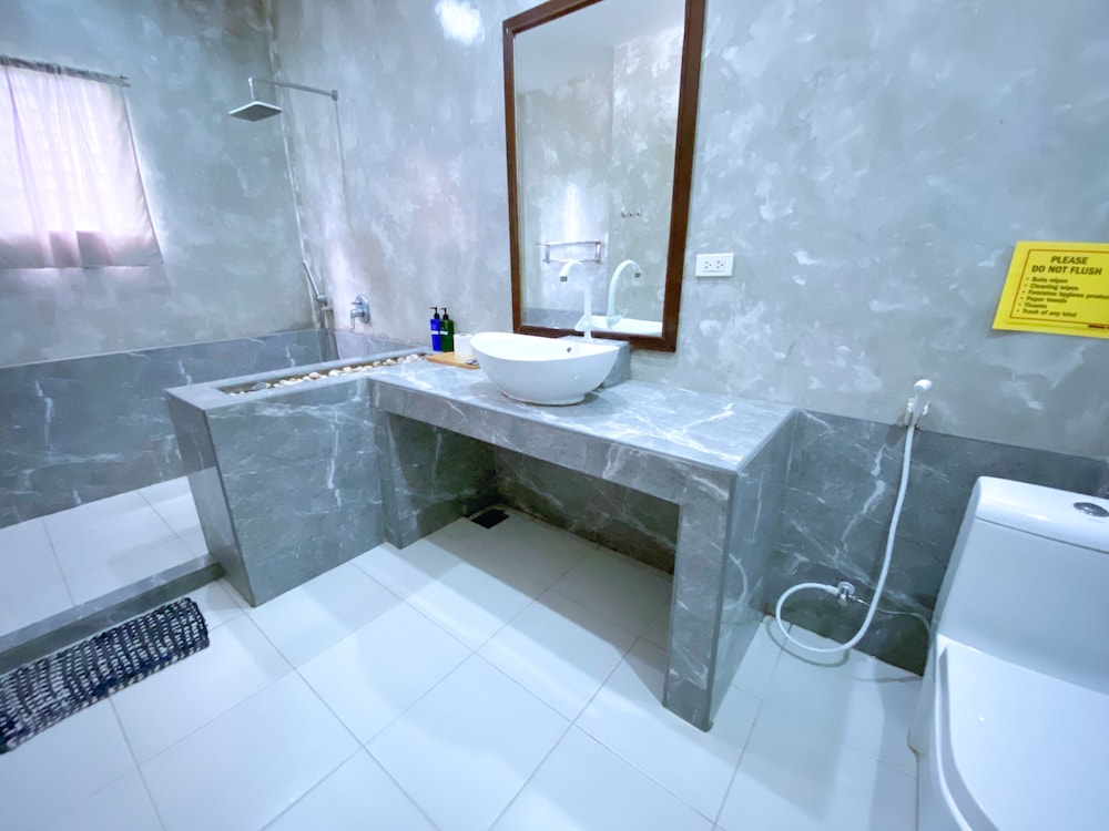 غرفة عائلية ركنية بسرير كينج بشرفة مع أريكة، Amihan Resort 5/5
