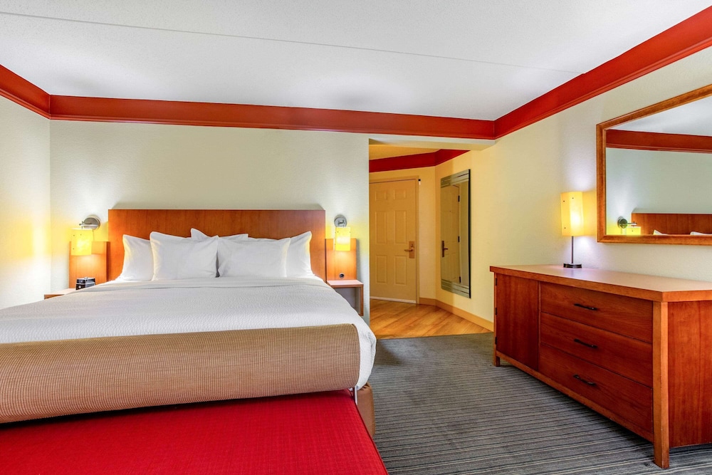 La Quinta Inn Suites Raleigh Crabtree 28/49
