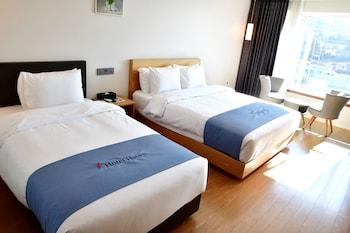 Mountain, Art, Standard, Twin Beds, Pool Access