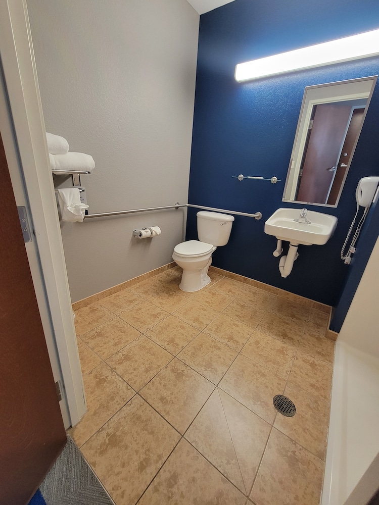 Microtel Inn Council Bluffs 27/50