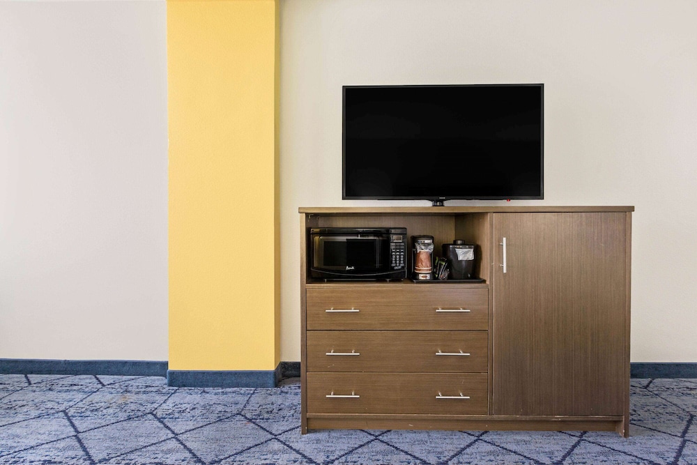 La Quinta Inn & Suites By Wyndham NE Long Beach/Cypress 6/51