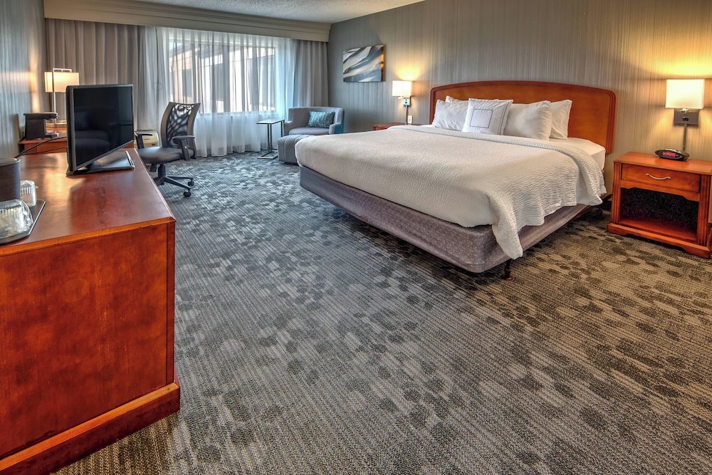 Room, King Bed, Courtyard View, Sofa